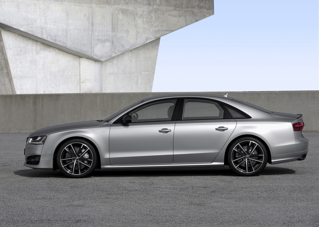 Baas boven baas met de Audi S8 plus, die dankzij extra vermogen en aangedikte looks de snelste limousine van de markt is met 605 pk en 750 Nm.