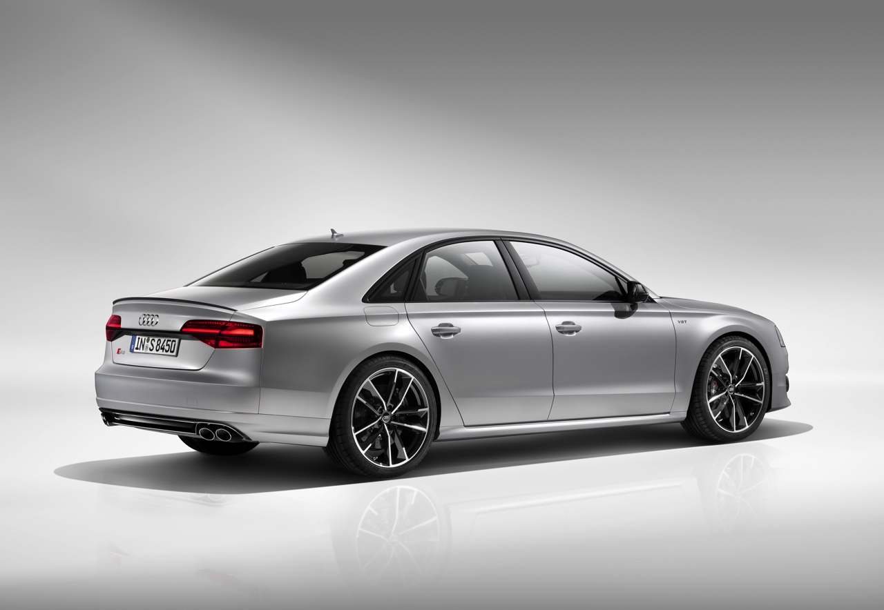 Baas boven baas met de Audi S8 plus, die dankzij extra vermogen en aangedikte looks de snelste limousine van de markt is met 605 pk en 750 Nm.