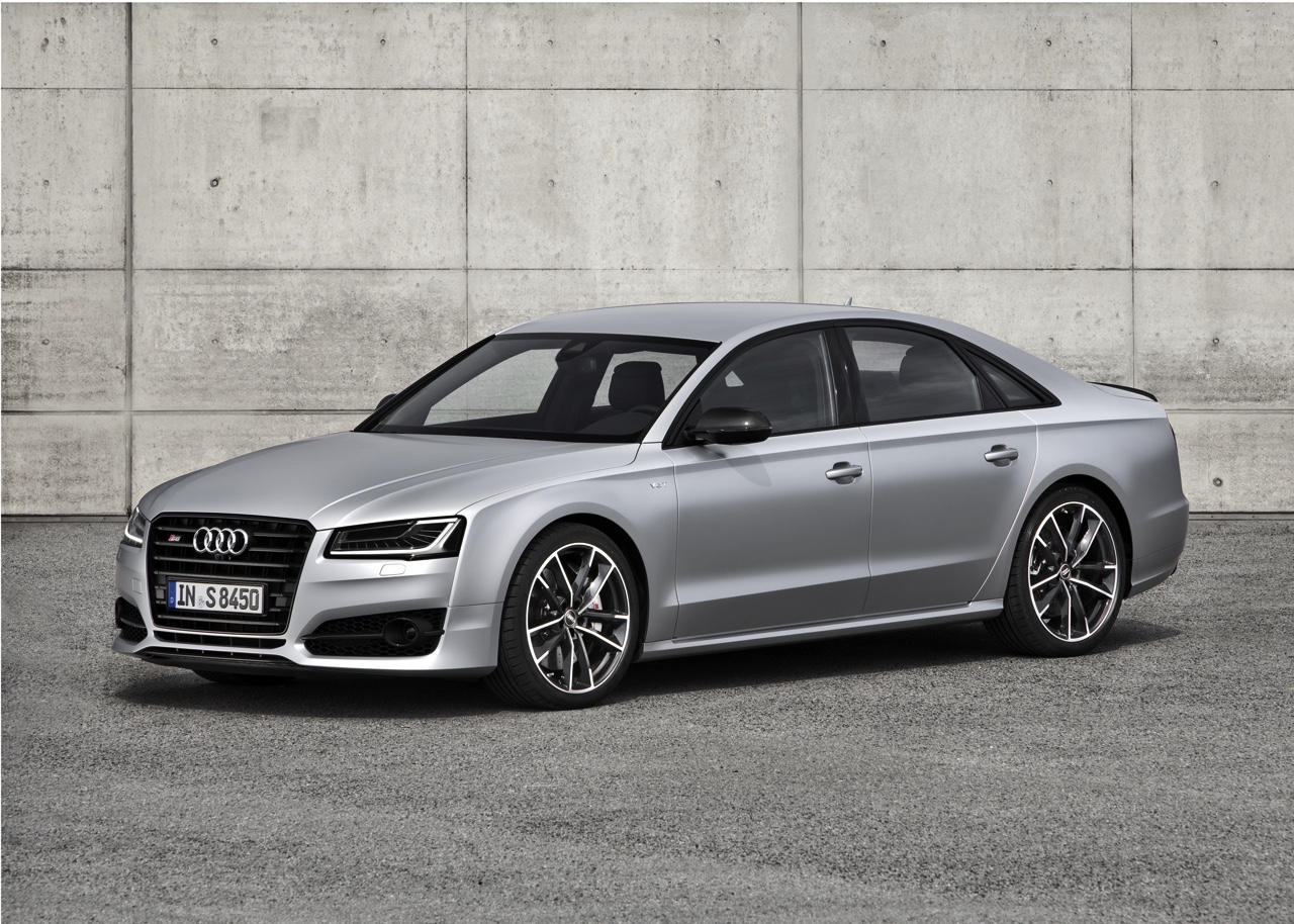 Baas boven baas met de Audi S8 plus, die dankzij extra vermogen en aangedikte looks de snelste limousine van de markt is met 605 pk en 750 Nm.