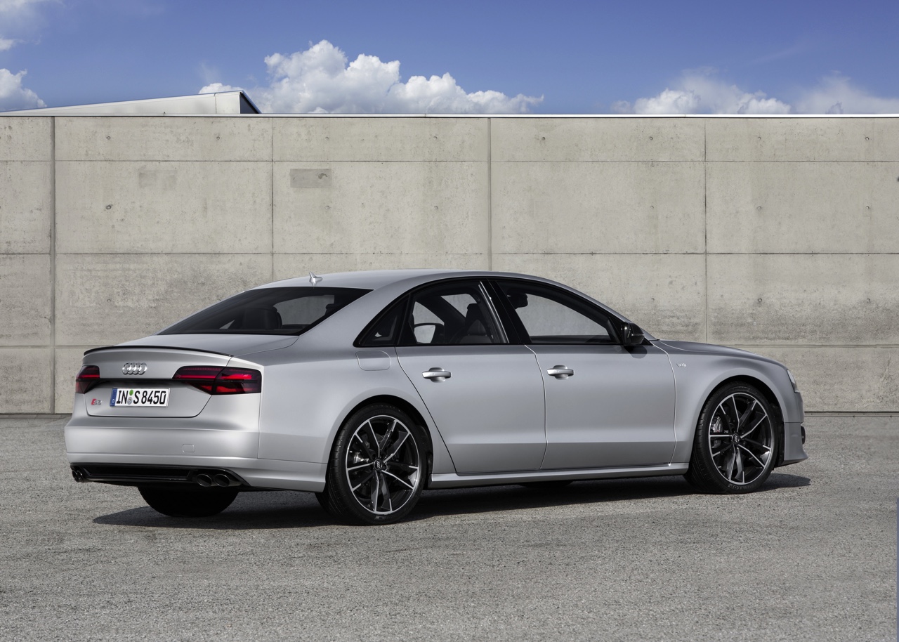Baas boven baas met de Audi S8 plus, die dankzij extra vermogen en aangedikte looks de snelste limousine van de markt is met 605 pk en 750 Nm.