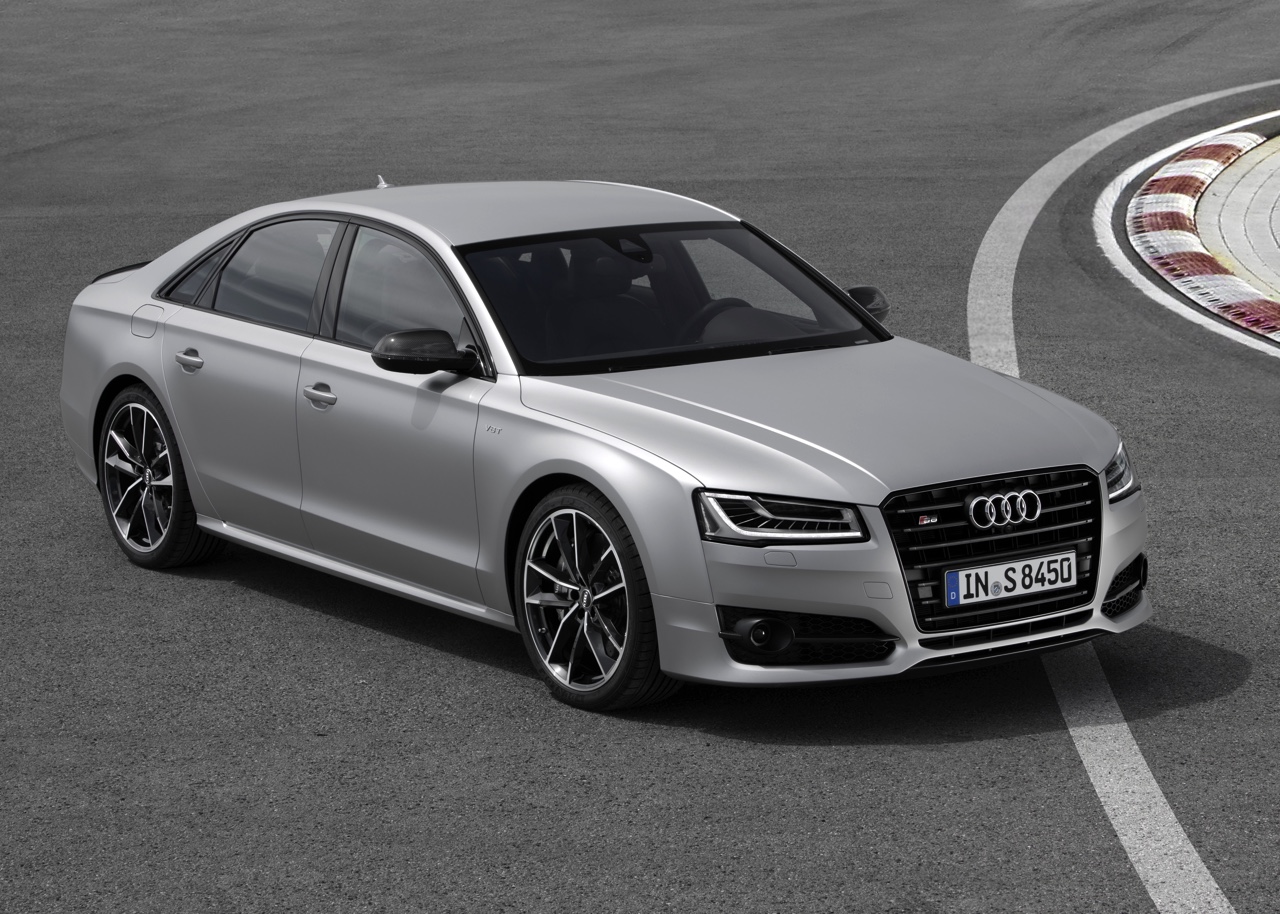Baas boven baas met de Audi S8 plus, die dankzij extra vermogen en aangedikte looks de snelste limousine van de markt is met 605 pk en 750 Nm.