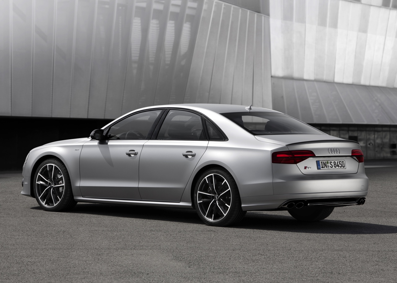 Baas boven baas met de Audi S8 plus, die dankzij extra vermogen en aangedikte looks de snelste limousine van de markt is met 605 pk en 750 Nm.