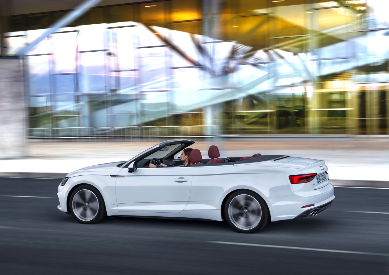Audi presenteert de nieuwe A5 Cabriolet en die is te herkennen aan subtiel chroomwerk in de neus. Vanaf het voorjaar 2017 staat de nieuwe A5 en S5 Cabriolet in de showroom.
