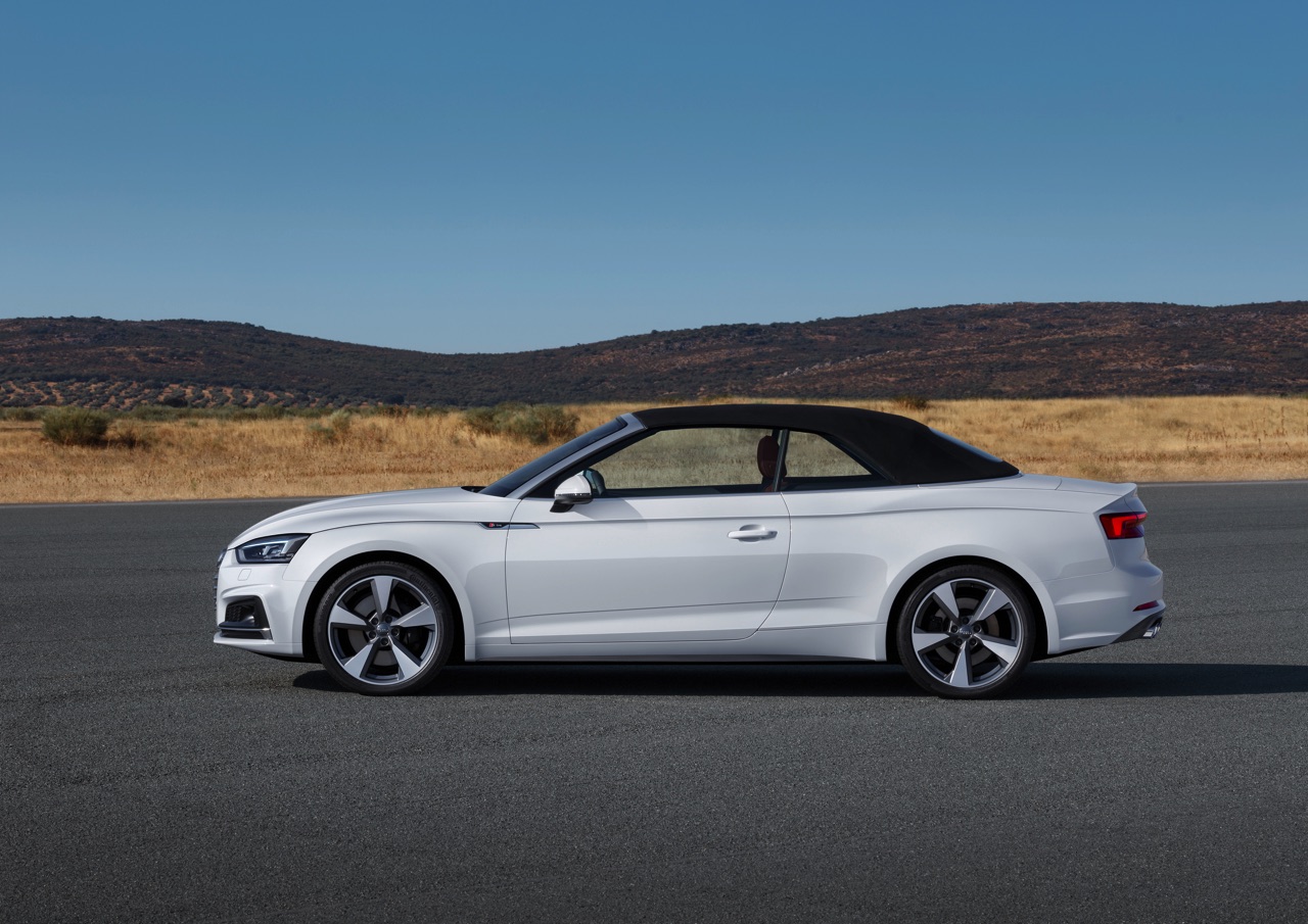 Audi presenteert de nieuwe A5 Cabriolet en die is te herkennen aan subtiel chroomwerk in de neus. Vanaf het voorjaar 2017 staat de nieuwe A5 en S5 Cabriolet in de showroom.