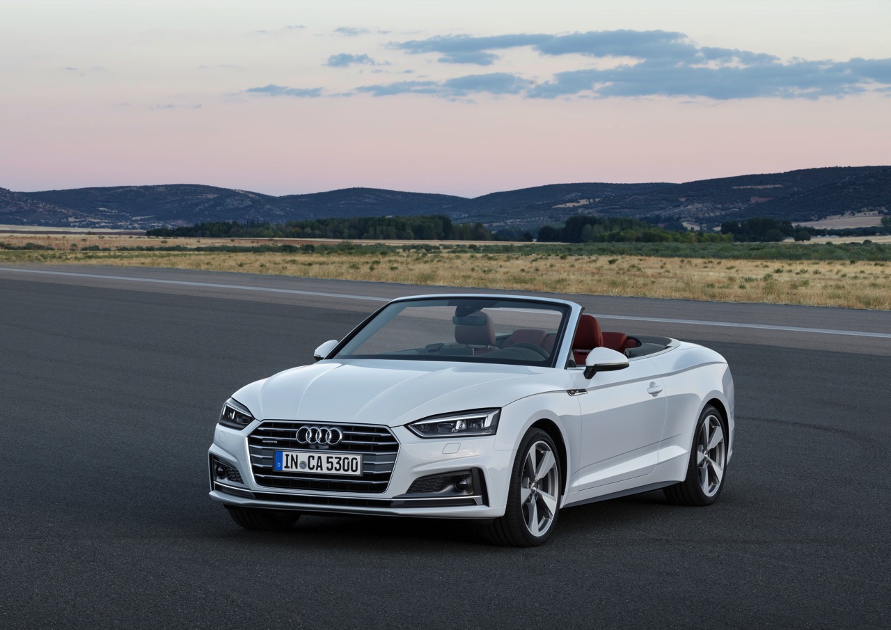 Audi presenteert de nieuwe A5 Cabriolet en die is te herkennen aan subtiel chroomwerk in de neus. Vanaf het voorjaar 2017 staat de nieuwe A5 en S5 Cabriolet in de showroom.