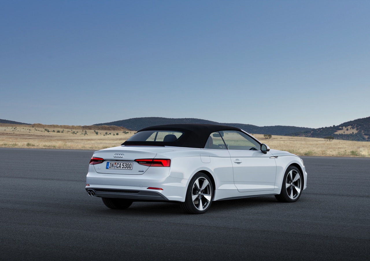 Audi presenteert de nieuwe A5 Cabriolet en die is te herkennen aan subtiel chroomwerk in de neus. Vanaf het voorjaar 2017 staat de nieuwe A5 en S5 Cabriolet in de showroom.