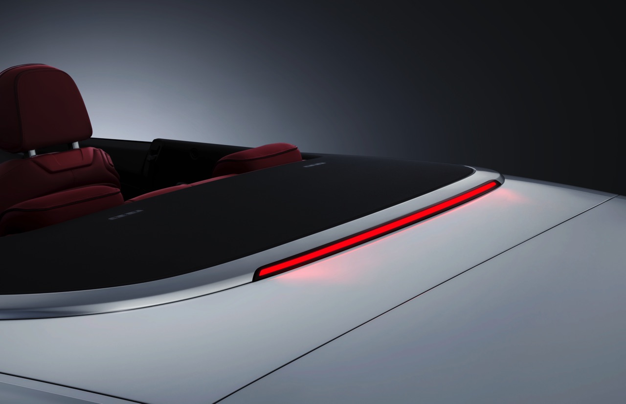 Audi presenteert de nieuwe A5 Cabriolet en die is te herkennen aan subtiel chroomwerk in de neus. Vanaf het voorjaar 2017 staat de nieuwe A5 en S5 Cabriolet in de showroom.