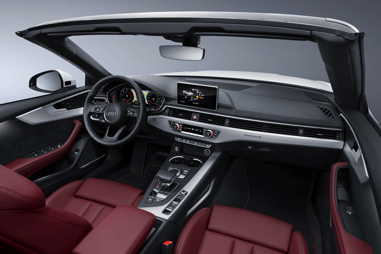Audi presenteert de nieuwe A5 Cabriolet en die is te herkennen aan subtiel chroomwerk in de neus. Vanaf het voorjaar 2017 staat de nieuwe A5 en S5 Cabriolet in de showroom.