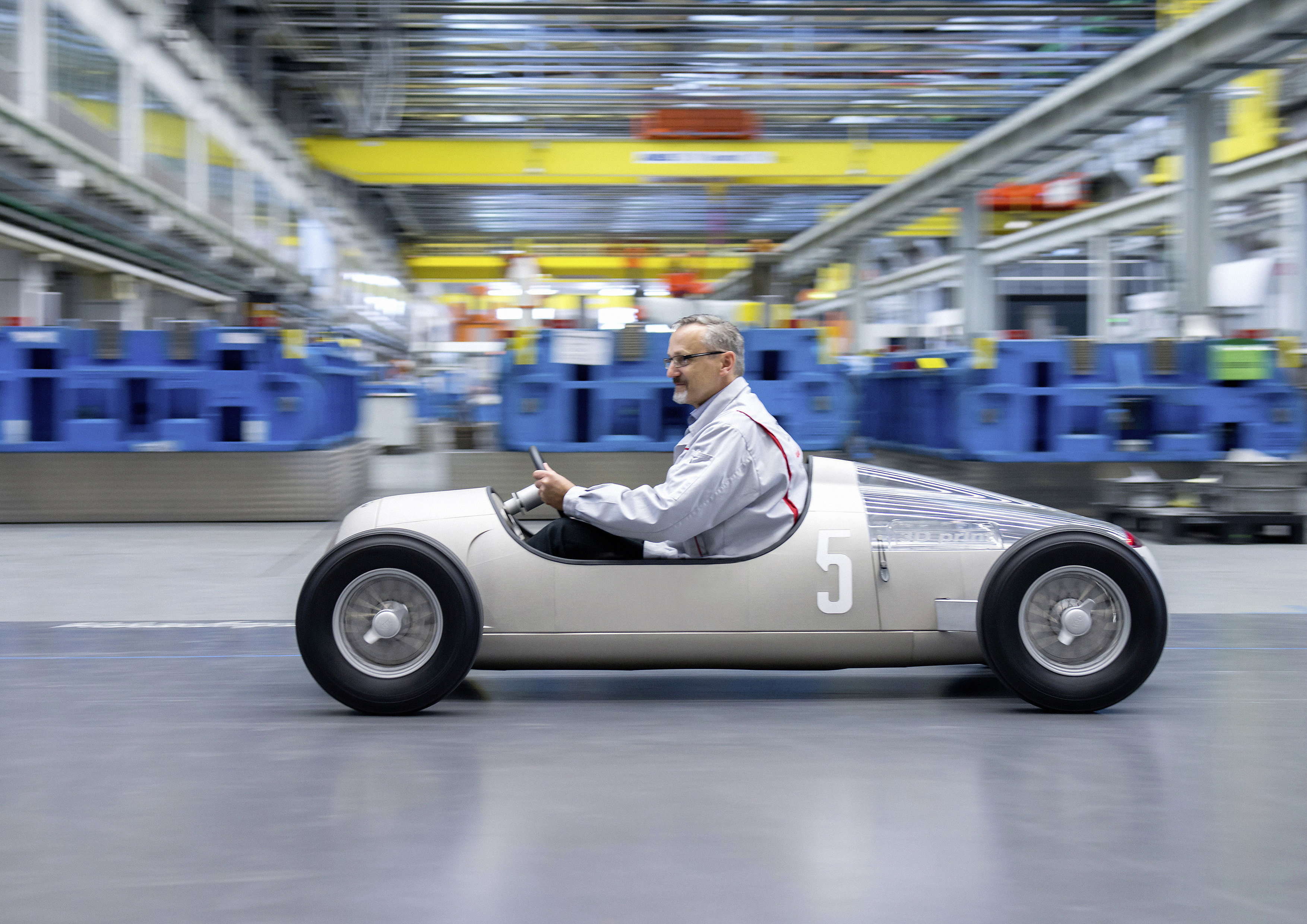 Legendarisch is hij, de Auto Union Typ C uit 1936. Zo legendarisch dat Audi besloot de auto uit te printen in schaal 1 op 2.