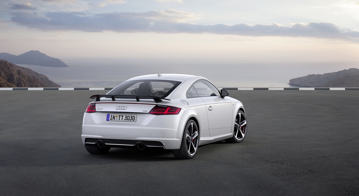 Audi presenteert de TT in een nieuwe, sportieve uitvoering: de Competition. Voor de sportieve rijder die een TTS net even te prijzig vindt biedt de TT Competition uitkomst.