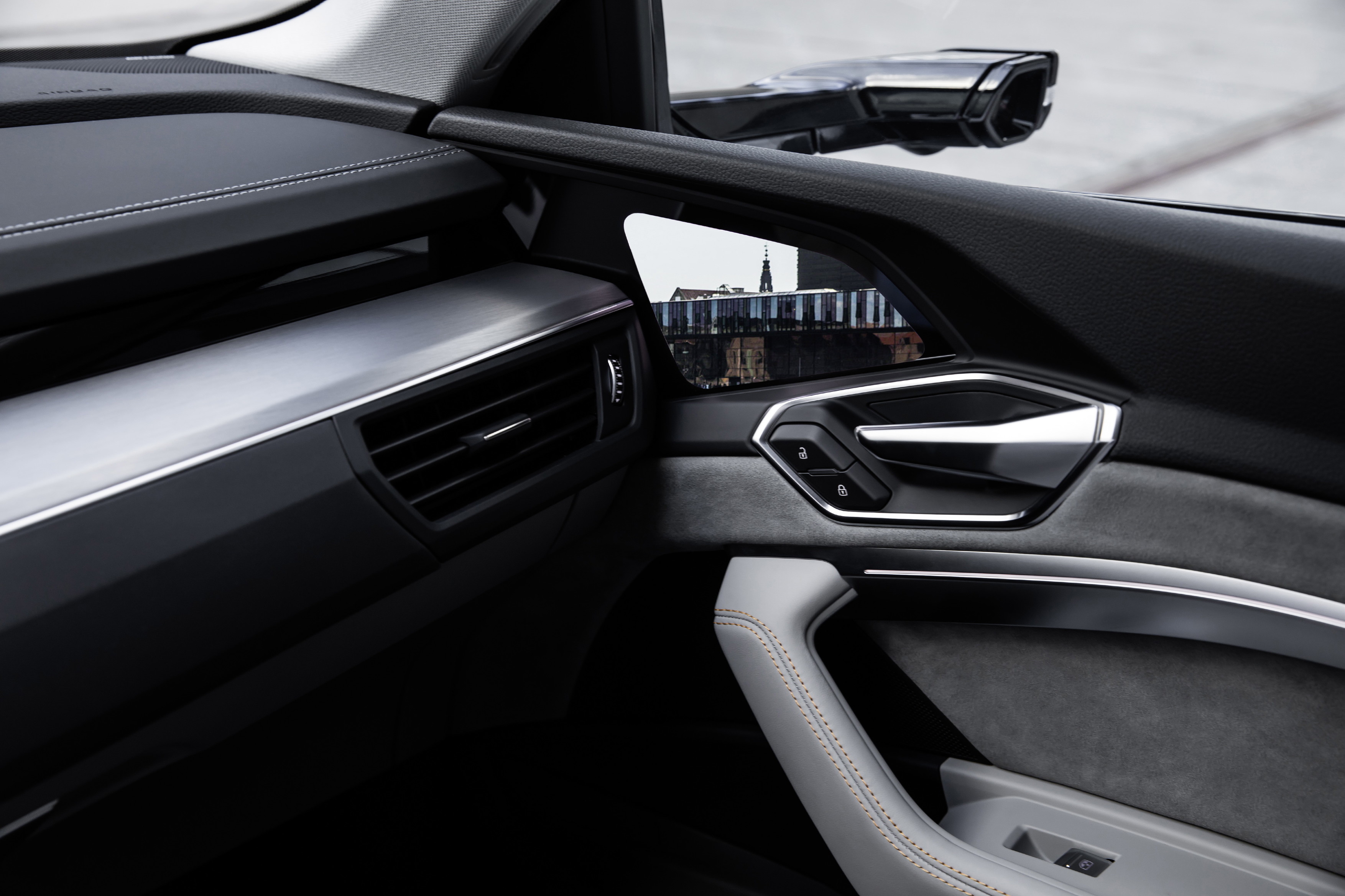 Audi laat het interieur van de nieuwe elektrische e-tron zien met een Bang & Olufsen sound system.