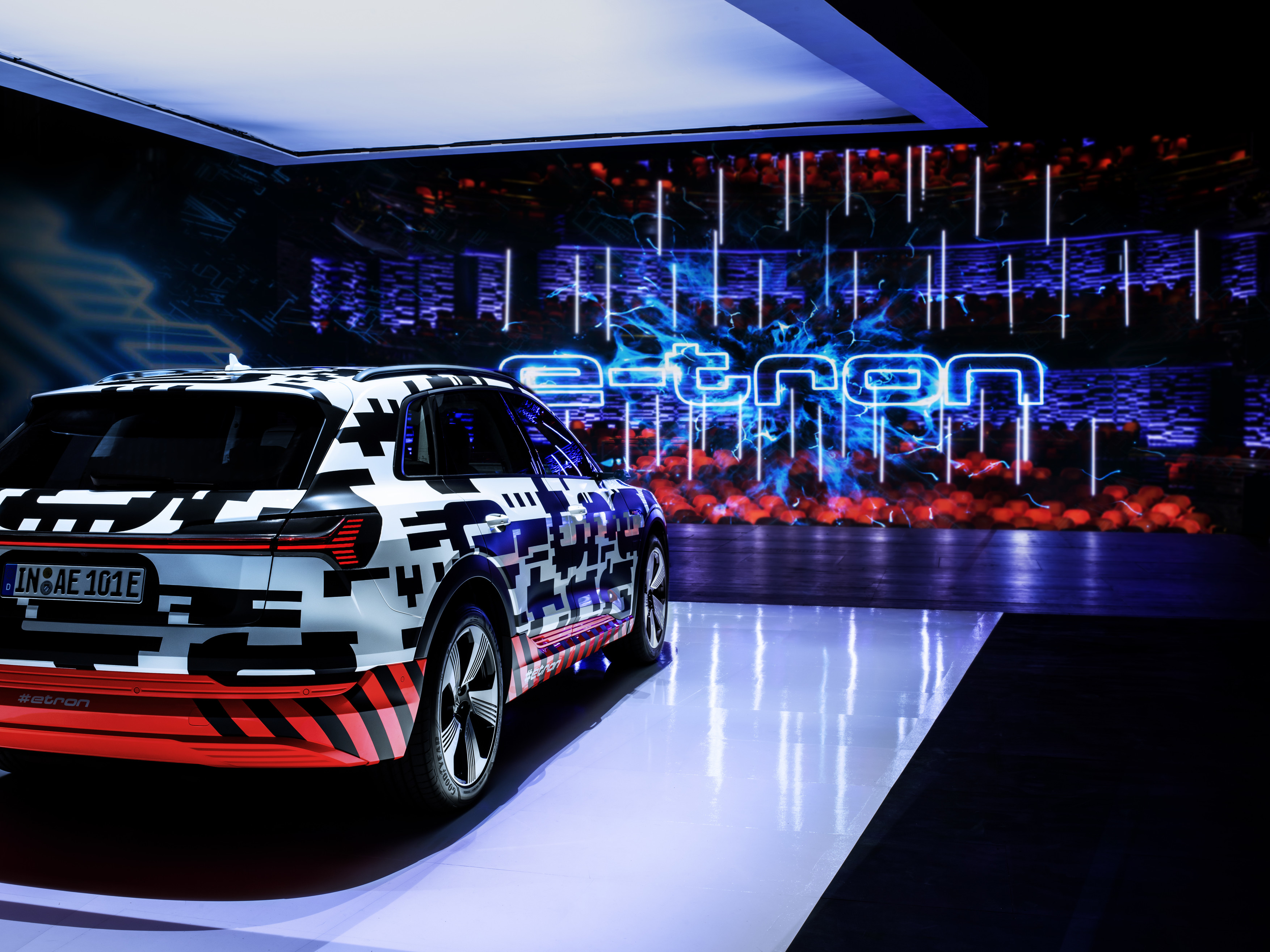 Audi laat het interieur van de nieuwe elektrische e-tron zien met een Bang & Olufsen sound system.