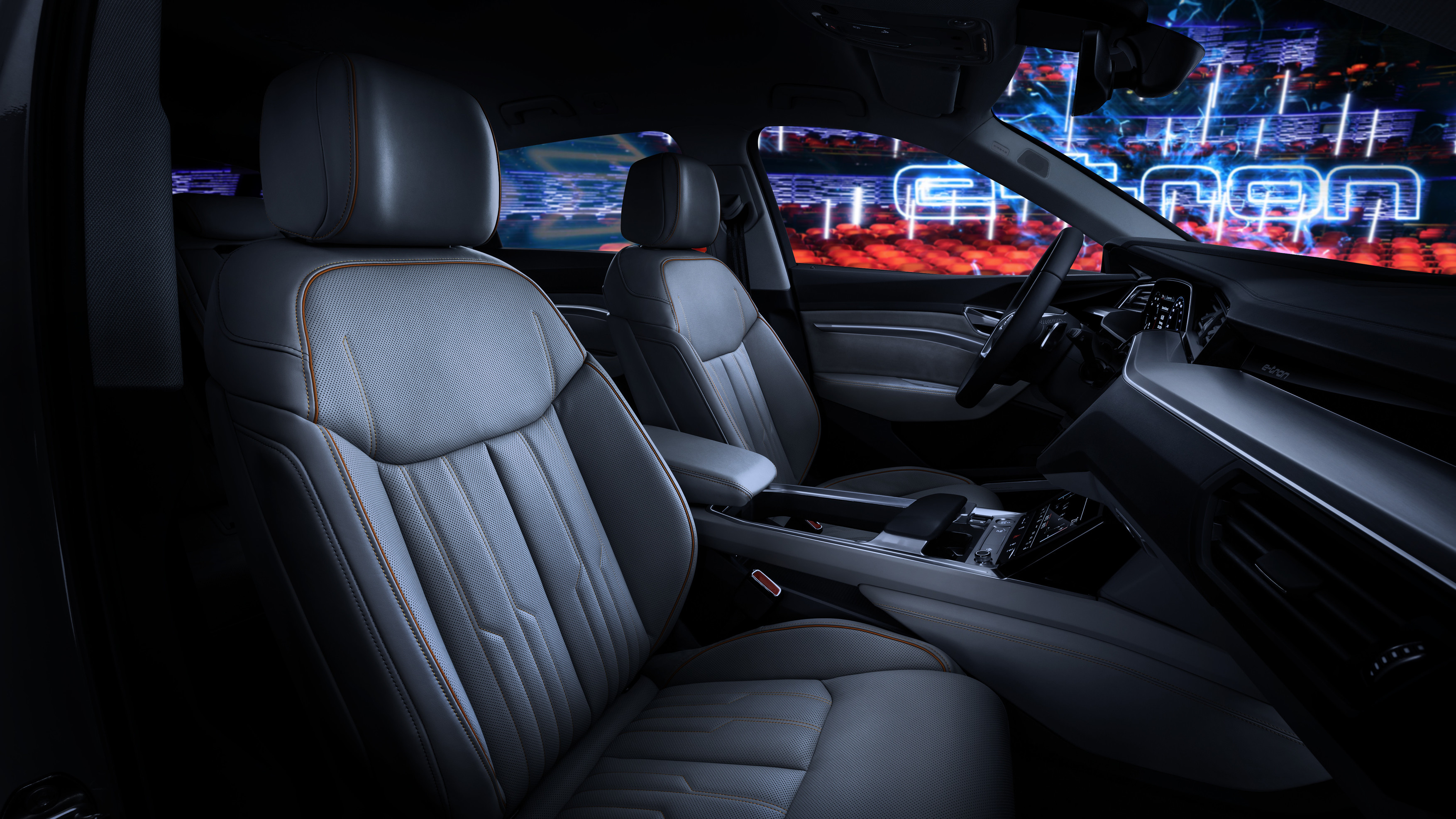 Audi laat het interieur van de nieuwe elektrische e-tron zien met een Bang & Olufsen sound system.