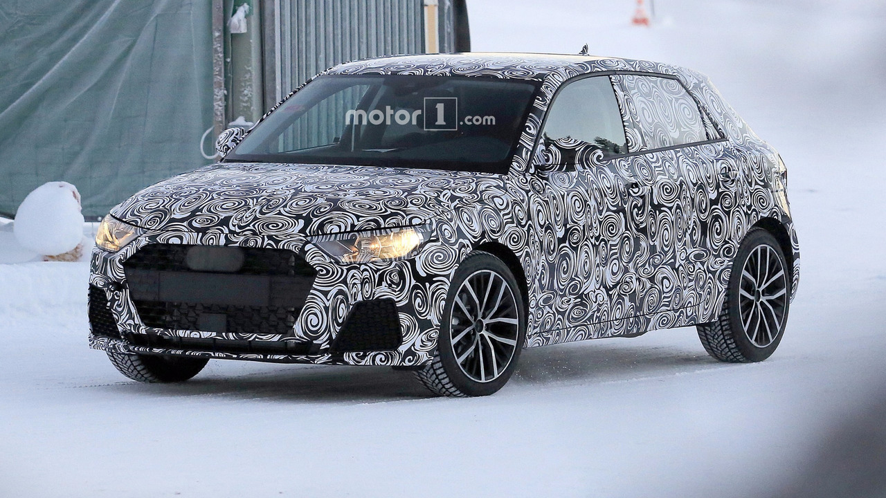 Audi is begonnen aan de ontwikkeling van de tweede generatie A1. De eerste testauto is met niet al te veel camouflage gespot. We zien een evolutie, die wellicht hoger gepositioneerd gaat worden.