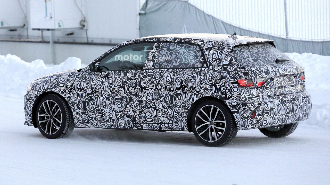 Audi is begonnen aan de ontwikkeling van de tweede generatie A1. De eerste testauto is met niet al te veel camouflage gespot. We zien een evolutie, die wellicht hoger gepositioneerd gaat worden.
