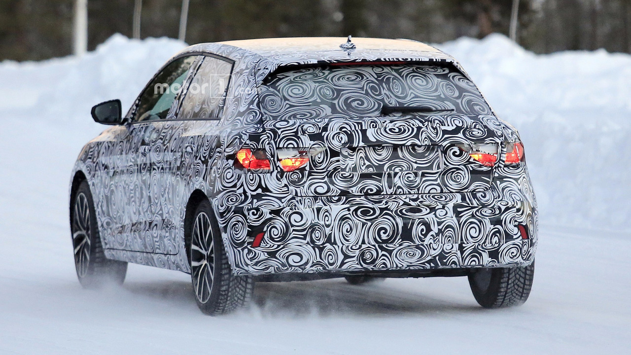 Audi is begonnen aan de ontwikkeling van de tweede generatie A1. De eerste testauto is met niet al te veel camouflage gespot. We zien een evolutie, die wellicht hoger gepositioneerd gaat worden.