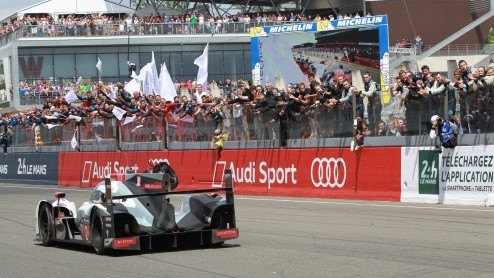 Audi heeft voor het vijfde jaar op rij de befaamde langeafstandsrace 24 Uur van Le Mans gewonnen.