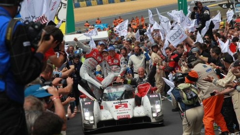 Audi heeft voor het vijfde jaar op rij de befaamde langeafstandsrace 24 Uur van Le Mans gewonnen.