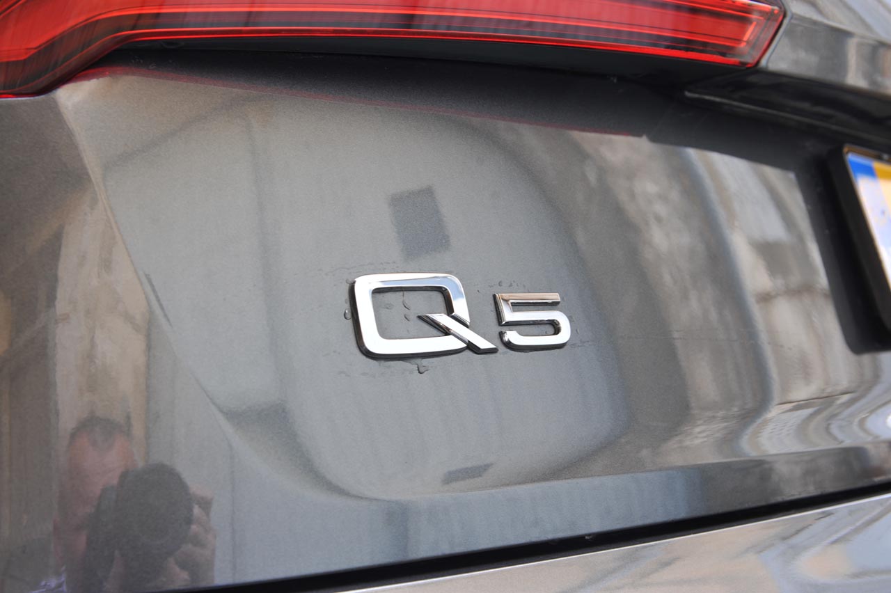 Audi lanceert de nieuwe Q5 die qua proporties behoorlijk onaangetast blijft. Vooral op elektronisch vlak en qua gewicht zet de auto stappen.