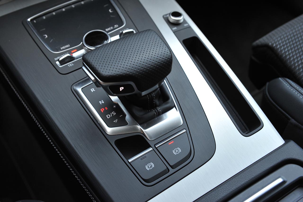 Audi lanceert de nieuwe Q5 die qua proporties behoorlijk onaangetast blijft. Vooral op elektronisch vlak en qua gewicht zet de auto stappen.