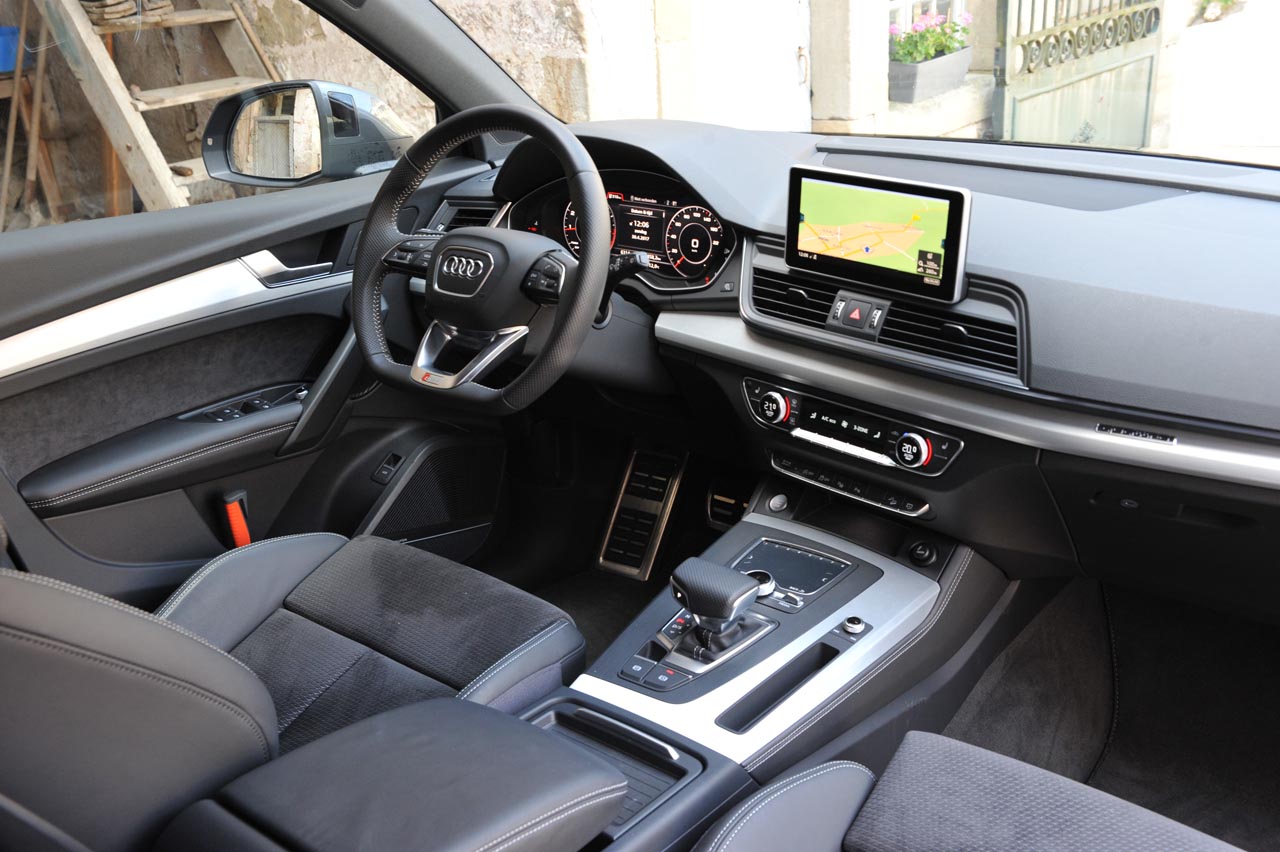 Audi lanceert de nieuwe Q5 die qua proporties behoorlijk onaangetast blijft. Vooral op elektronisch vlak en qua gewicht zet de auto stappen.