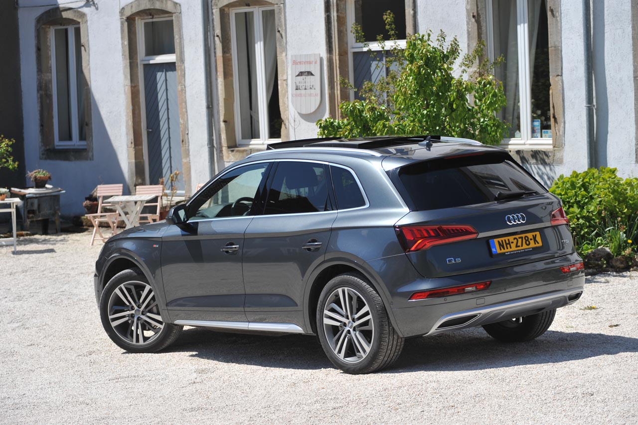 Audi lanceert de nieuwe Q5 die qua proporties behoorlijk onaangetast blijft. Vooral op elektronisch vlak en qua gewicht zet de auto stappen.
