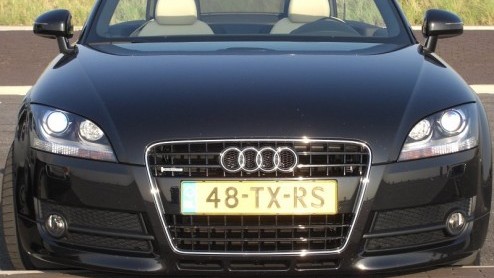 Als je hem in je spiegel ziet verschijnen lijkt hij je op te willen zuigen met zijn grote singleframe grille. Als hij je verorbert heeft hoor je alleen nog maar een donkere en tevreden grom. Maak kenn