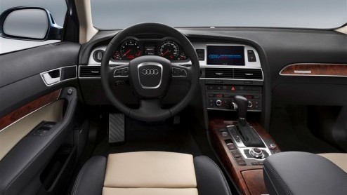 Audi heeft het doek van de vernieuwde A6 onlangs verwijderd. Nu maakt het merk de prijsstelling bekend, die momenteel iets lager uitvalt dan voorheen. Vanaf 42.485 euro begint het feest; dan staat er