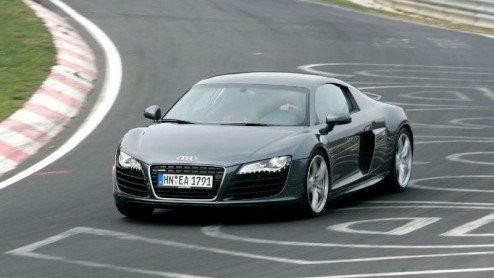 De geruchten over een V10 in de R8 gaan al langer de ronde over het internet, maar dit is dan eindelijk de bevestiging. De RS8 komt er aan. Porsche moet gaan oppassen.