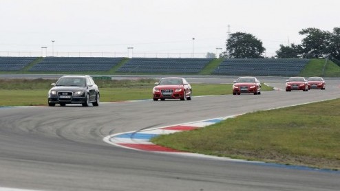 Het is donderdagmiddag 16:13 en Audi hangt aan de andere kant van de lijn. Of we de nieuwe S5 willen proberen op het circuit van Assen. Natuurlijk mevrouw, iemand moet het doen!