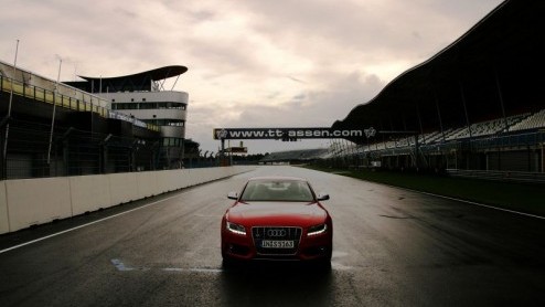 Het is donderdagmiddag 16:13 en Audi hangt aan de andere kant van de lijn. Of we de nieuwe S5 willen proberen op het circuit van Assen. Natuurlijk mevrouw, iemand moet het doen!