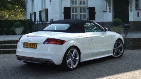 De topversie van de Audi TT heet TTS. De overtreffende trap van de 3.2 V6 dus? Nee. Onder de kap geen zescilinder, maar een viercilinder turbomotor, echter met meer power dan de V6. Waarom dan nog de