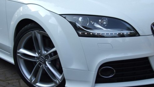 De topversie van de Audi TT heet TTS. De overtreffende trap van de 3.2 V6 dus? Nee. Onder de kap geen zescilinder, maar een viercilinder turbomotor, echter met meer power dan de V6. Waarom dan nog de