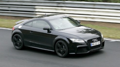 Onlangs reden we met de snelste Audi TT, de TTS. Echter, Audi vond 272 pk en agressievere looks nog niet genoeg. De TT RS zoekt rivalen als de Porsche Cayman, Z4M en SLK AMG op en pakt ze naar alle wa