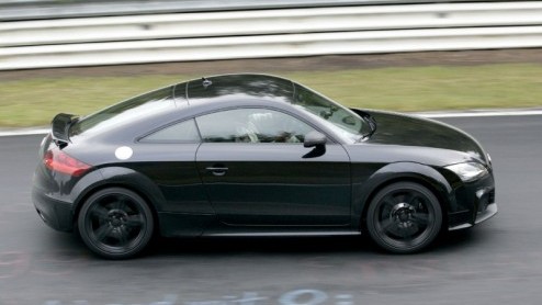 Onlangs reden we met de snelste Audi TT, de TTS. Echter, Audi vond 272 pk en agressievere looks nog niet genoeg. De TT RS zoekt rivalen als de Porsche Cayman, Z4M en SLK AMG op en pakt ze naar alle wa