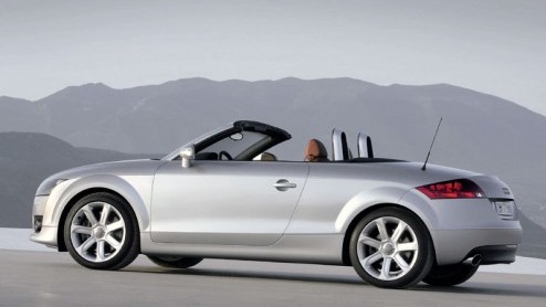Je kon er de klok op gelijk zetten en een echte verassing is het dan ook niet meer, maar Audi heeft de TT Roadster officieel onthuld.