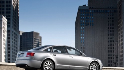 Bij vele zakenlieden staat de Audi A6 op de shortlist. Het vakblad Automobiel Management heeft de Duitser voor de tweede keer uitgeroepen tot Zakenauto van het Jaar. De nieuwe kleine broer, A4, ging m
