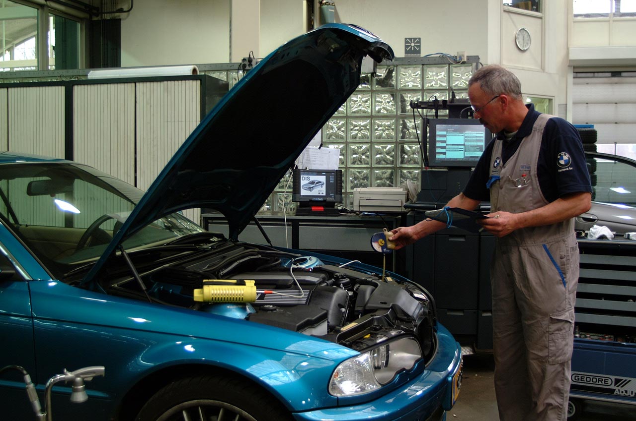 Pricewise meldt dat verzekeren van de auto via de dealer fors duurder kan zijn dan reguliere verzekeringen.