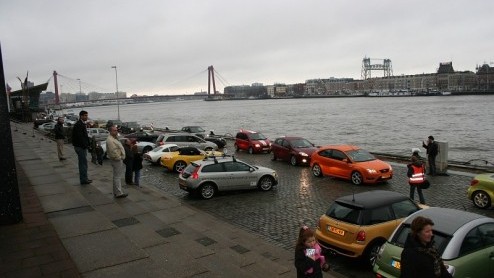 Een vijftigtal auto's stonden vanochtend op de Boompjeskade in Rotterdam. Het was de start van de AutoRAI Parade 2007. Autovandaag was er bij.