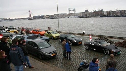 Een vijftigtal auto's stonden vanochtend op de Boompjeskade in Rotterdam. Het was de start van de AutoRAI Parade 2007. Autovandaag was er bij.