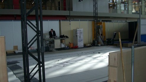 De stand begint langzamerhand al steeds meer vorm te krijgen. Zoals ik jullie van de week al verteld had, zou gister het tapijt binnen komen. Maar ook dat lag er niet zomaar.