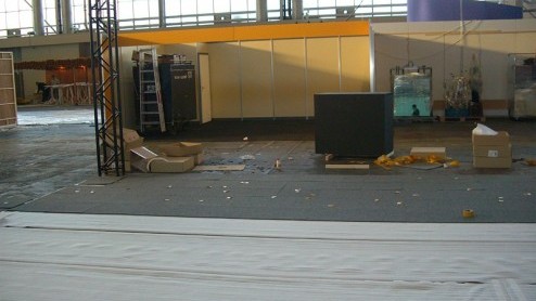 De stand begint langzamerhand al steeds meer vorm te krijgen. Zoals ik jullie van de week al verteld had, zou gister het tapijt binnen komen. Maar ook dat lag er niet zomaar.