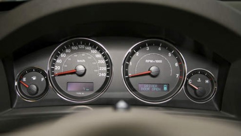 Van alle automobilisten heeft 60 procent totaal geen benul van de betekenis van waarschuwingslampjes in de auto. Een kwart van de bestuurders negeert een brandend lampje en rijdt gewoon door.