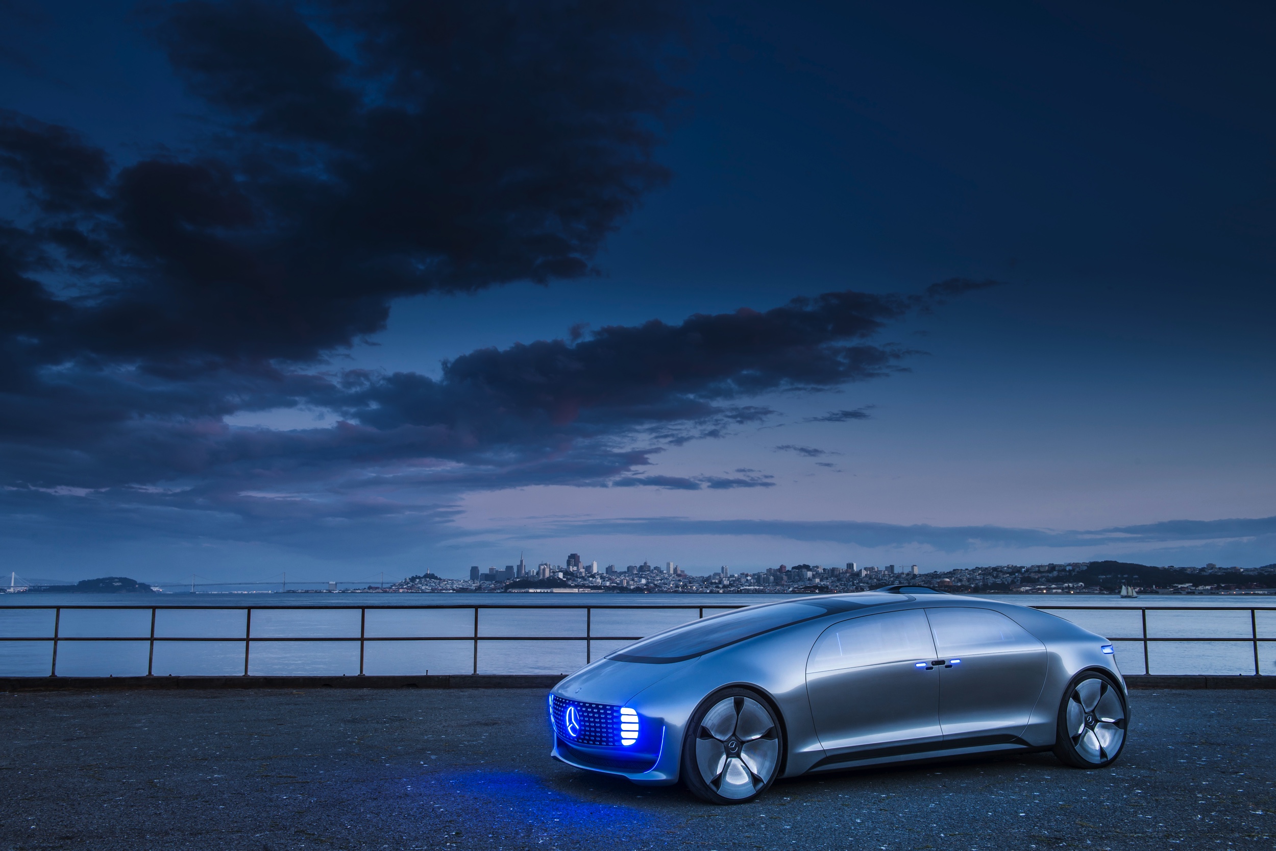 Met de Mercedes-Benz F 015 Luxury in Motion conceptcar laat Mercedes zien hoe autonoom rijden er in 2030 uit moet komen te zien. In San Francisco stapten we in en lieten de auto het werk doen.