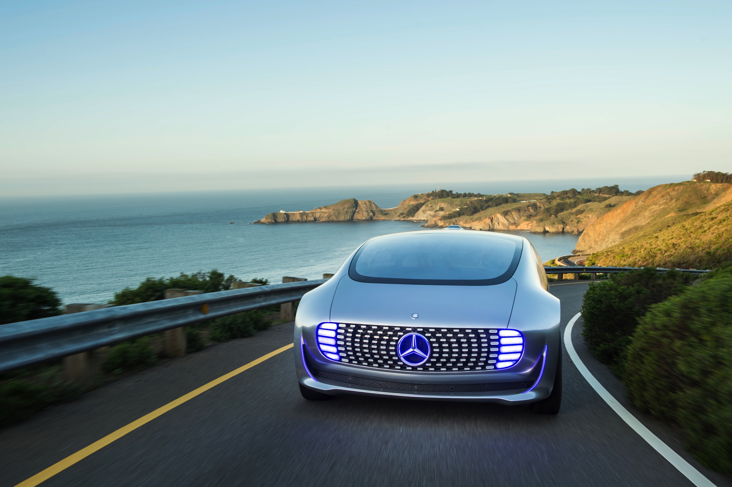 Met de Mercedes-Benz F 015 Luxury in Motion conceptcar laat Mercedes zien hoe autonoom rijden er in 2030 uit moet komen te zien. In San Francisco stapten we in en lieten de auto het werk doen.