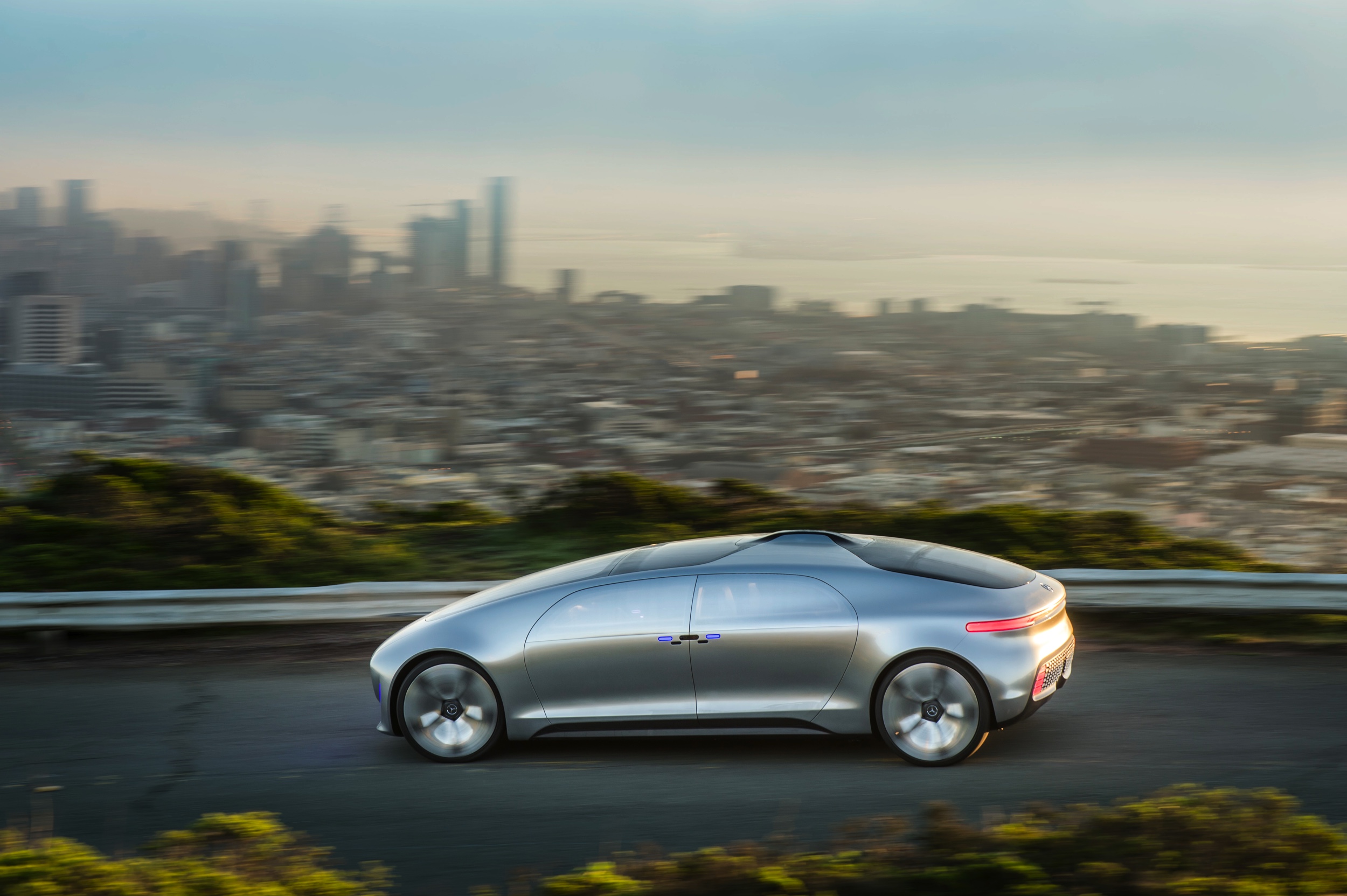 Met de Mercedes-Benz F 015 Luxury in Motion conceptcar laat Mercedes zien hoe autonoom rijden er in 2030 uit moet komen te zien. In San Francisco stapten we in en lieten de auto het werk doen.