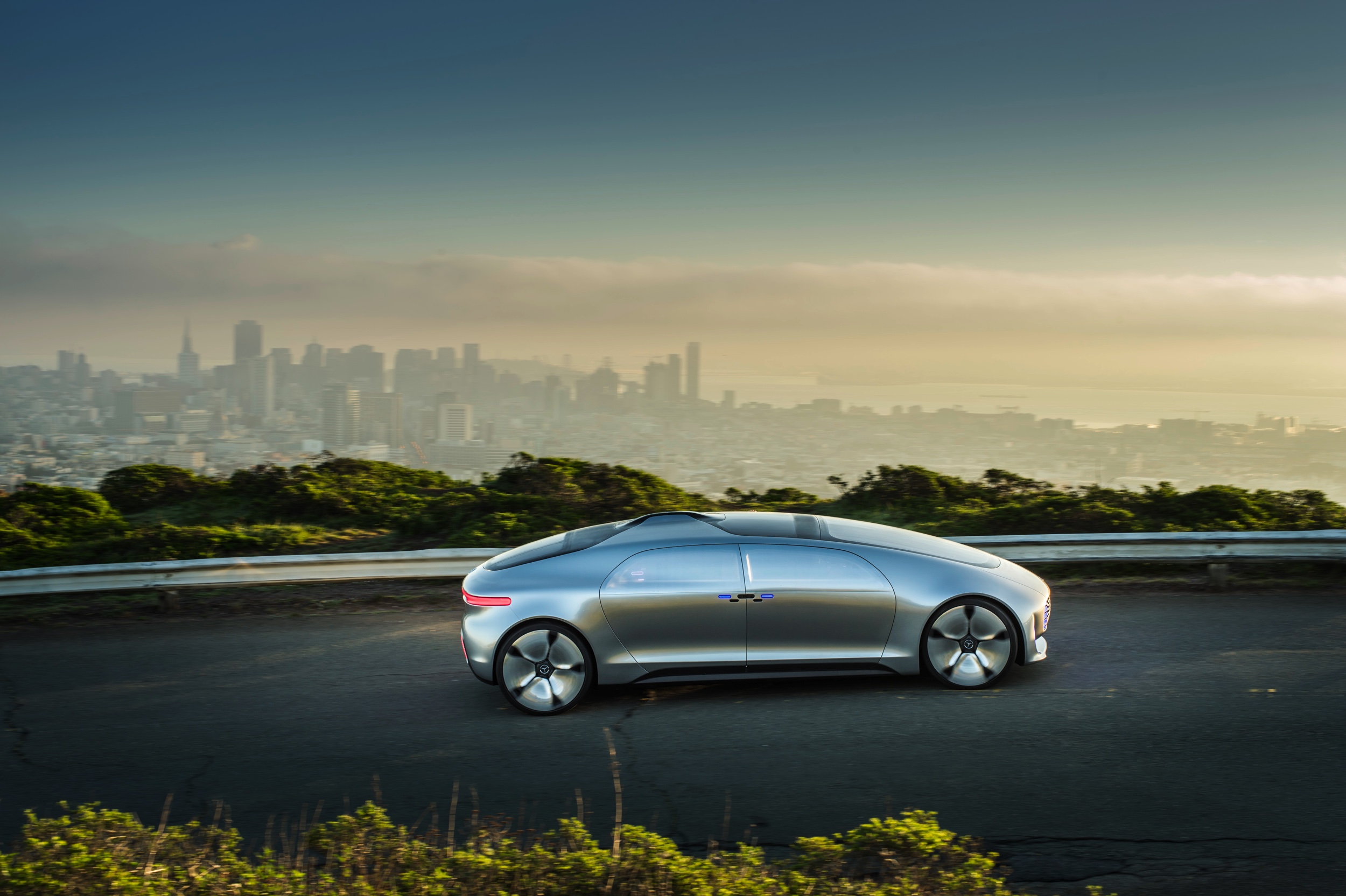 Met de Mercedes-Benz F 015 Luxury in Motion conceptcar laat Mercedes zien hoe autonoom rijden er in 2030 uit moet komen te zien. In San Francisco stapten we in en lieten de auto het werk doen.