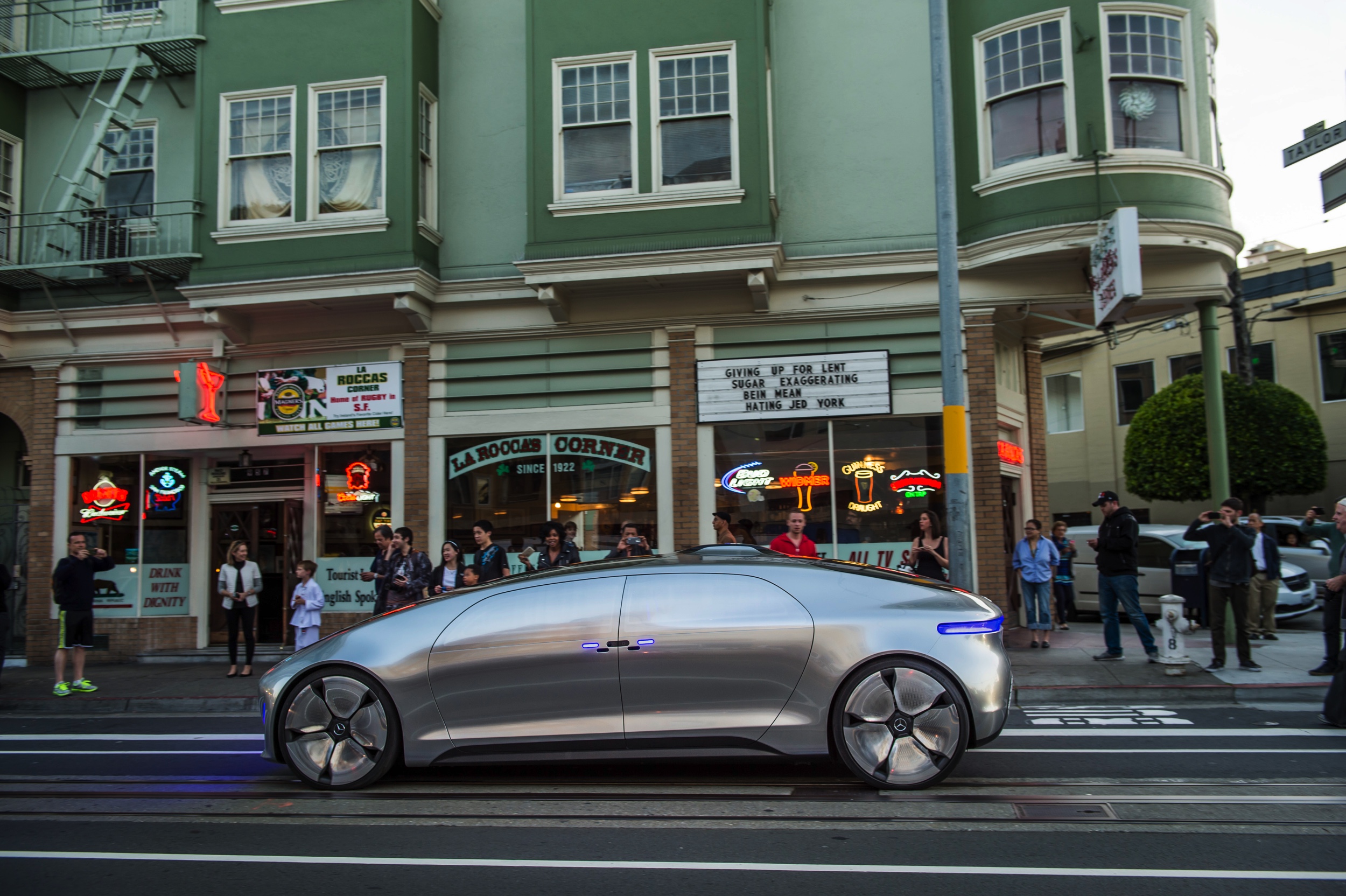 Met de Mercedes-Benz F 015 Luxury in Motion conceptcar laat Mercedes zien hoe autonoom rijden er in 2030 uit moet komen te zien. In San Francisco stapten we in en lieten de auto het werk doen.