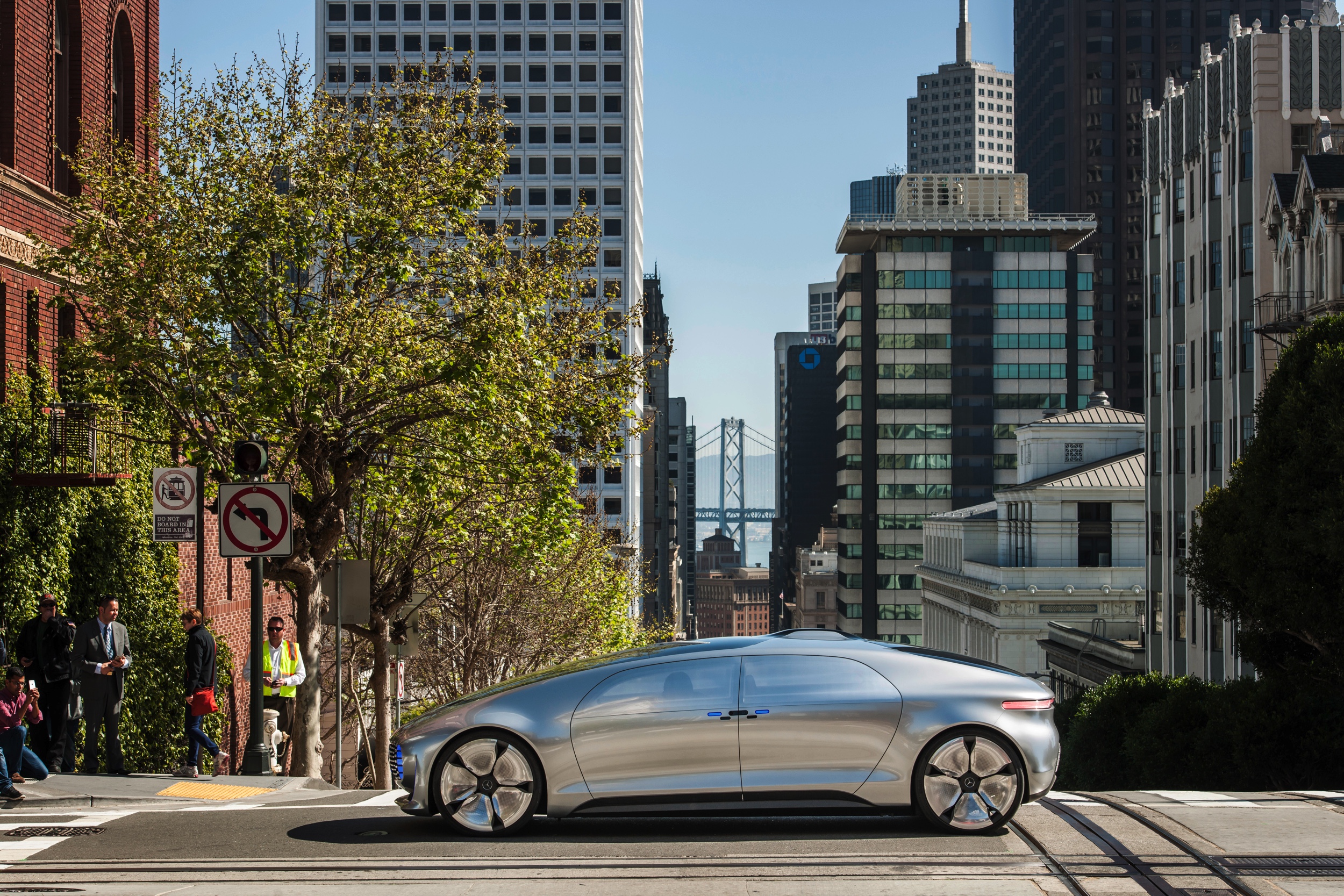 Met de Mercedes-Benz F 015 Luxury in Motion conceptcar laat Mercedes zien hoe autonoom rijden er in 2030 uit moet komen te zien. In San Francisco stapten we in en lieten de auto het werk doen.