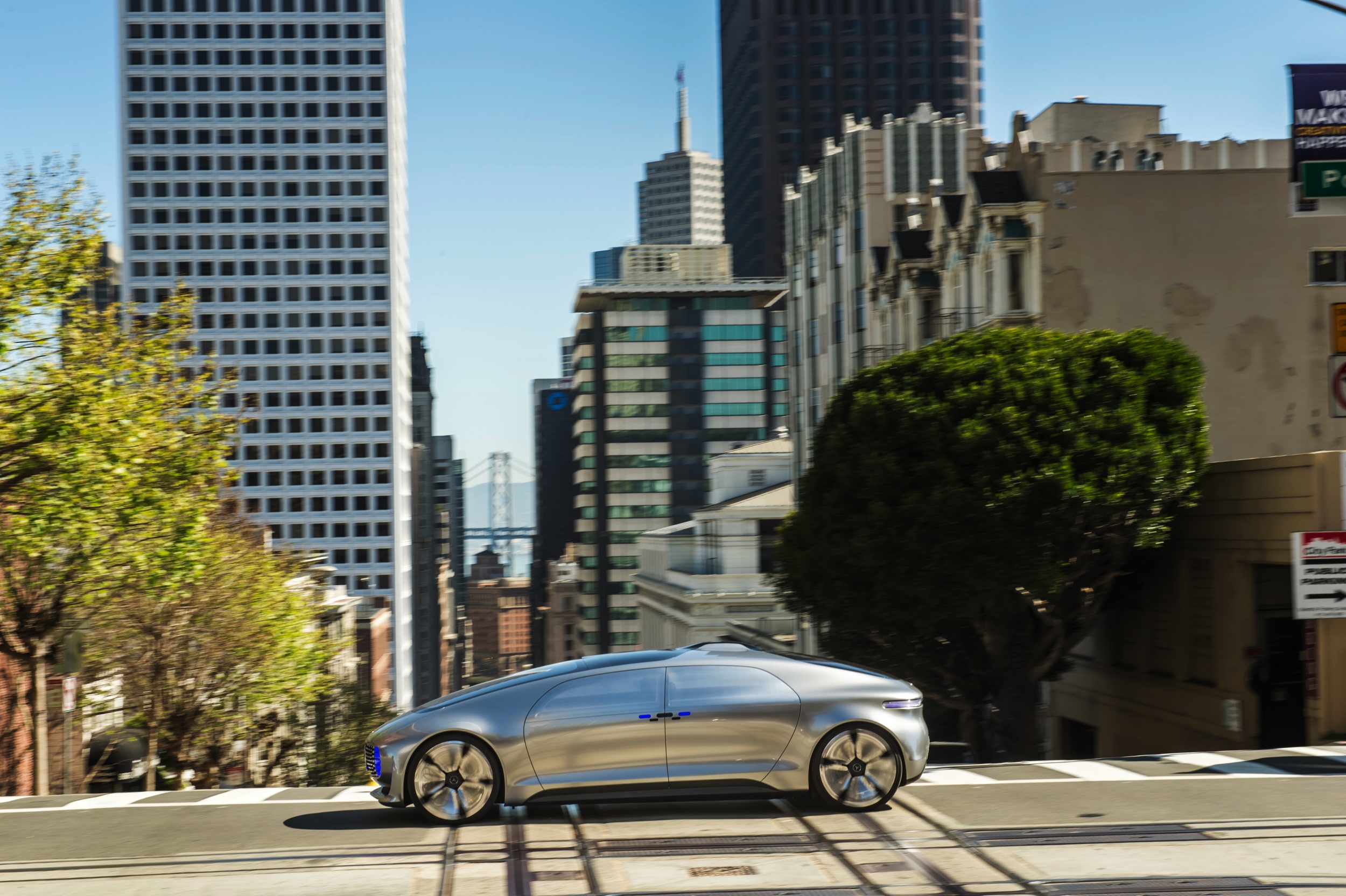 Met de Mercedes-Benz F 015 Luxury in Motion conceptcar laat Mercedes zien hoe autonoom rijden er in 2030 uit moet komen te zien. In San Francisco stapten we in en lieten de auto het werk doen.